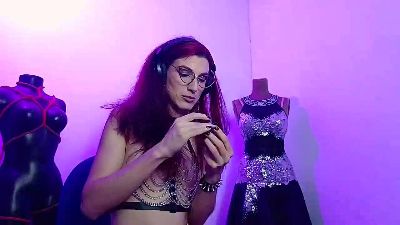moira_hot live cam on Cam4