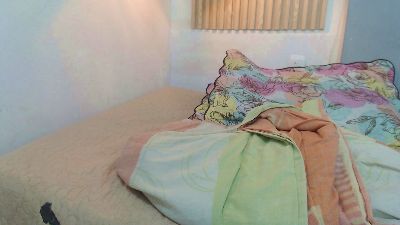 mom_divine live cam on Cam4