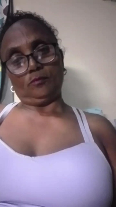 momsexy_xxx live cam on Cam4