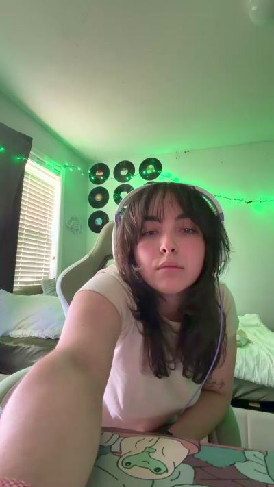 mon_e Live Cam on Cam4