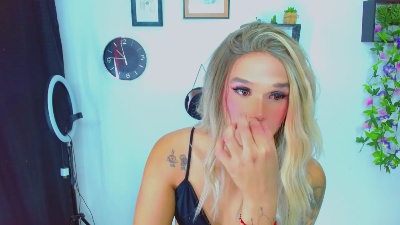 monserrat18 live cam on Cam4