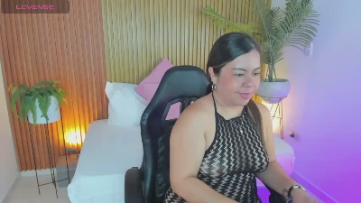 nahia_1 live cam on Cam4