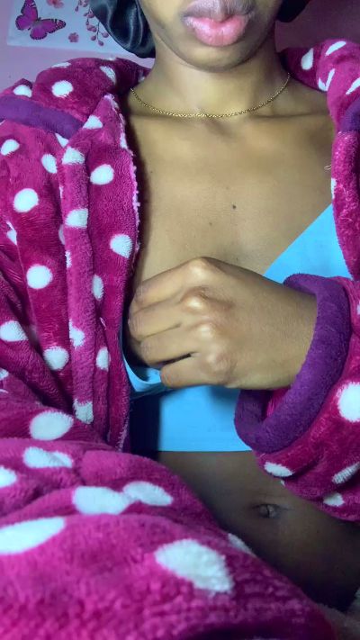 nanah21 live cam on Cam4