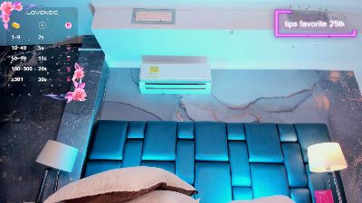 naomii_collins_ live cam on Cam4