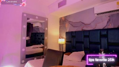 naomii_collins_ live cam on Cam4