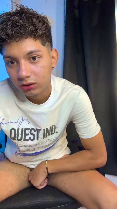 naughty_daniel live cam on Cam4