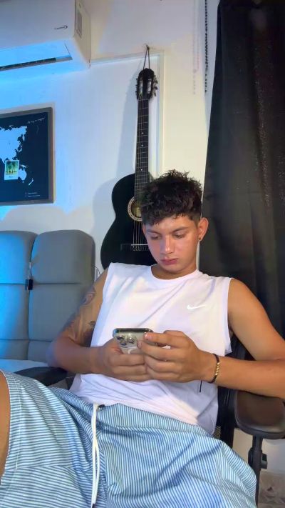 naughty_daniel live cam on Cam4