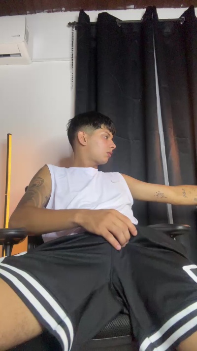 naughty_daniel live cam on Cam4