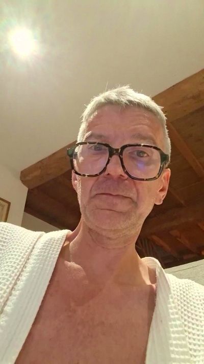 newcal32 live cam on Cam4