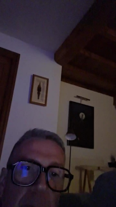 newcal32 live cam on Cam4