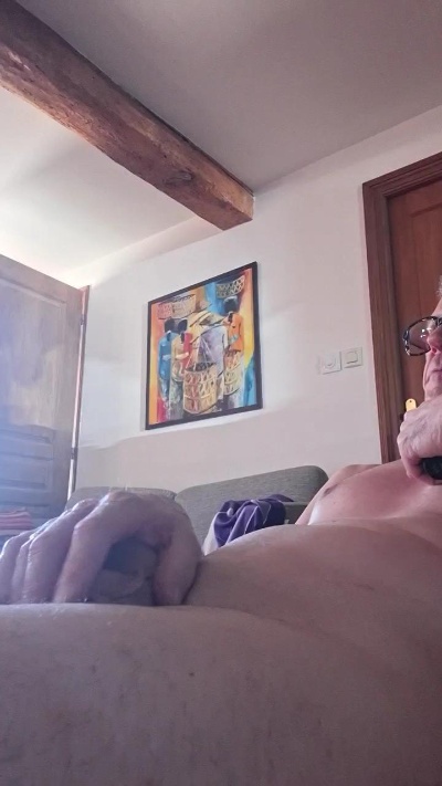 newcal32 live cam on Cam4