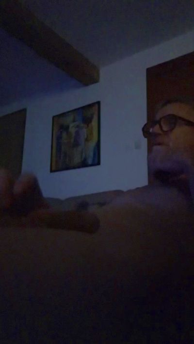 newcal32 live cam on Cam4
