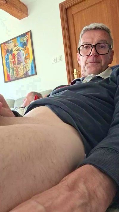 newcal32 live cam on Cam4