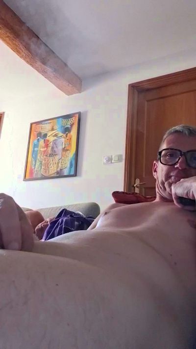 newcal32 live cam on Cam4