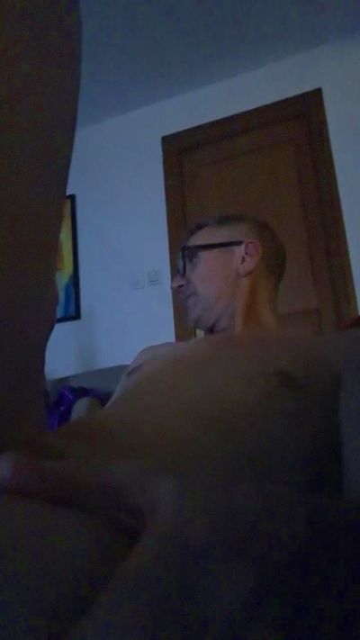 newcal32 live cam on Cam4