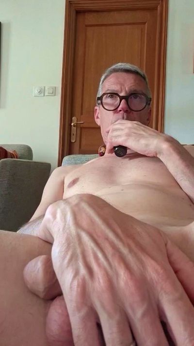 newcal32 live cam on Cam4