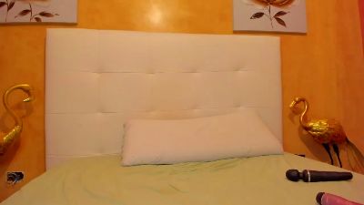 nicol_hot30 live cam on Cam4