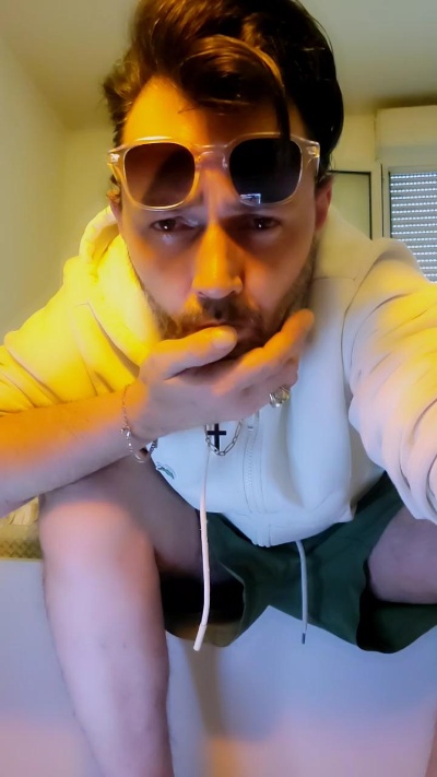 nicolas1904 live cam on Cam4
