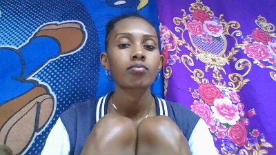 ninie22 live cam on Cam4