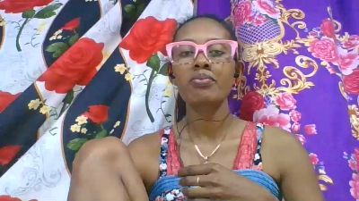 ninie22 live cam on Cam4