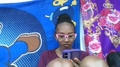 ninie22 live cam on Cam4
