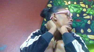 ninie22 live cam on Cam4