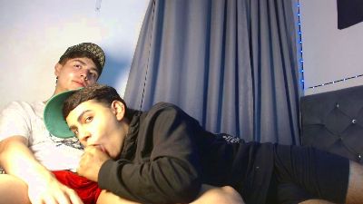 noah_hotboys18 live cam on Cam4