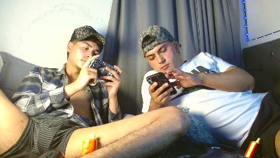 noah_hotboys18 live cam on Cam4