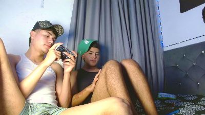 noah_hotboys18 live cam on Cam4
