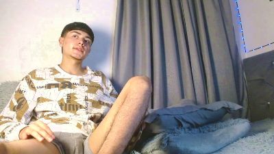 noah_hotboys18 live cam on Cam4