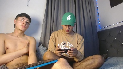 noah_hotboys18 live cam on Cam4
