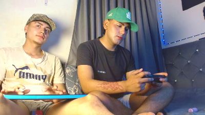 noah_hotboys18 live cam on Cam4