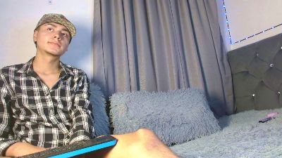 noah_hotboys18 live cam on Cam4