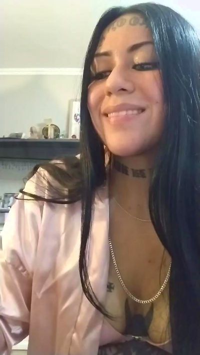 notfromherexxx live cam on Cam4
