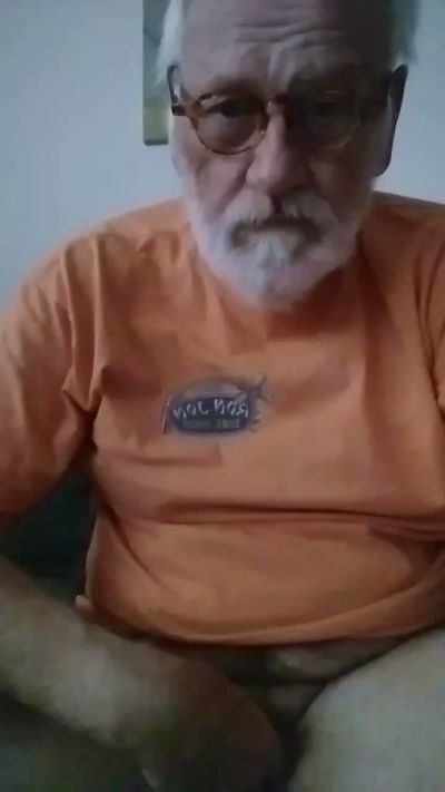 oldiefoyoun3 live cam on Cam4