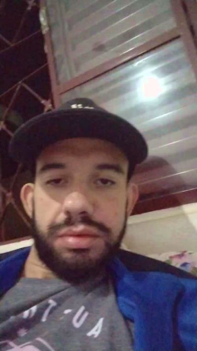 pedrogarcia9 live cam on Cam4