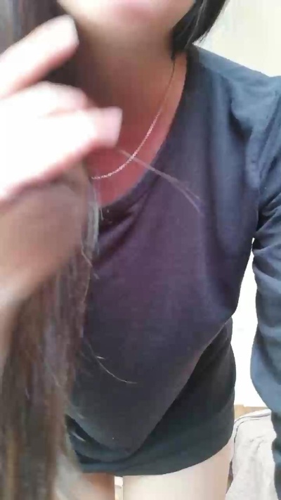 petitesantaslut live cam on Cam4