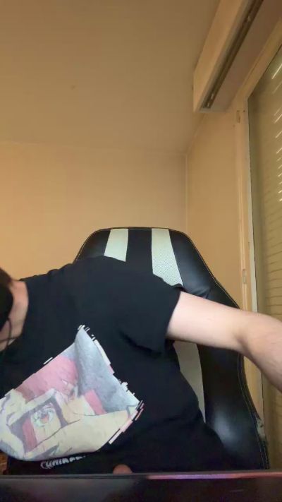 le modèle polo778 est en webcam porno dans un show sur le site cam4, il possède les tags suivants: 