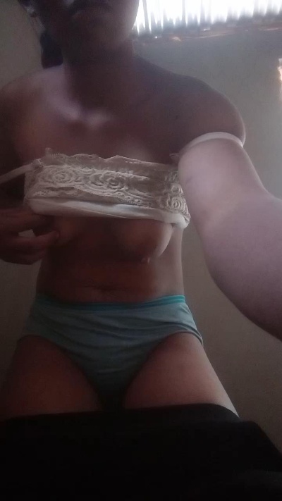 prisca27 live cam on Cam4