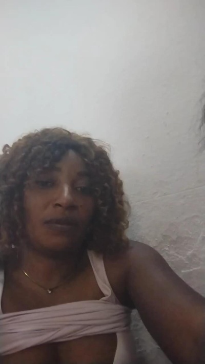 prisca5 live cam on Cam4