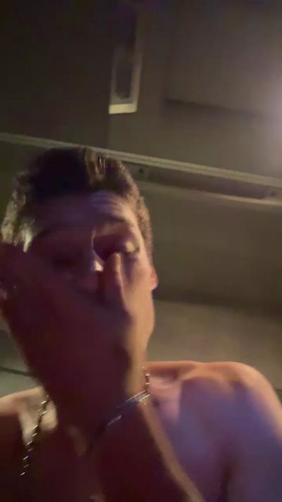 r1942 live cam on Cam4