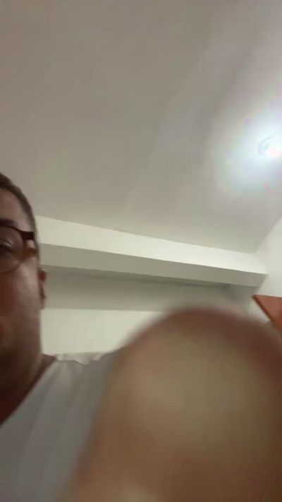r_apouzo live cam on Cam4