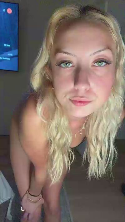 raelynnbby live cam on Cam4