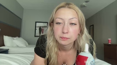 raelynnbby live cam on Cam4