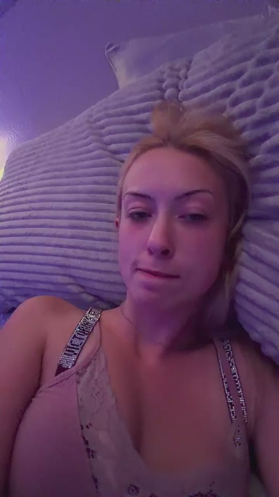 raelynnbby live cam on Cam4