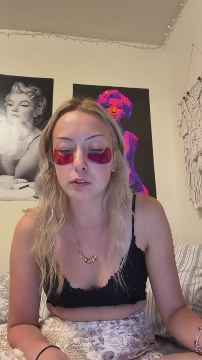 raelynnbby live cam on Cam4