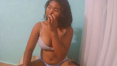 rebecca0083 live cam on Cam4