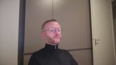 le modèle reservoirsteve est en webcam porno dans un show sur le site cam4, il possède les tags suivants: 