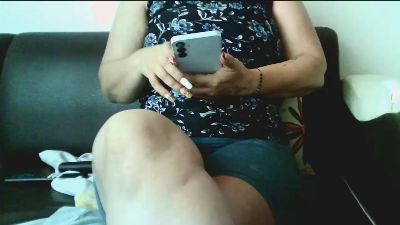 reynaflow1981 live cam on Cam4