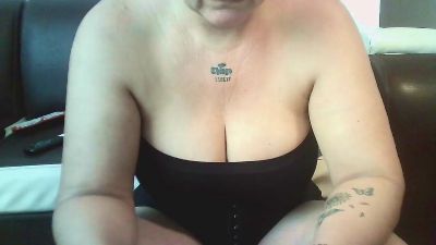 reynaflow1981 live cam on Cam4